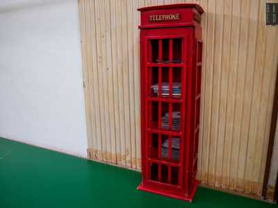 Entriamo cos� in quello che � un piano terra di un palazzo, notando come nella scuola non manchino richiami all�origine inglese delle donne, come la simbolica cabina telefonica rossa contenente i cd per le lezioni